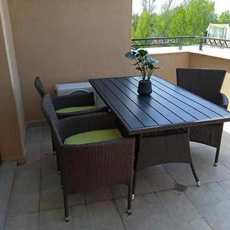 Aphrodite Park Deluxe מלון דירות 3*